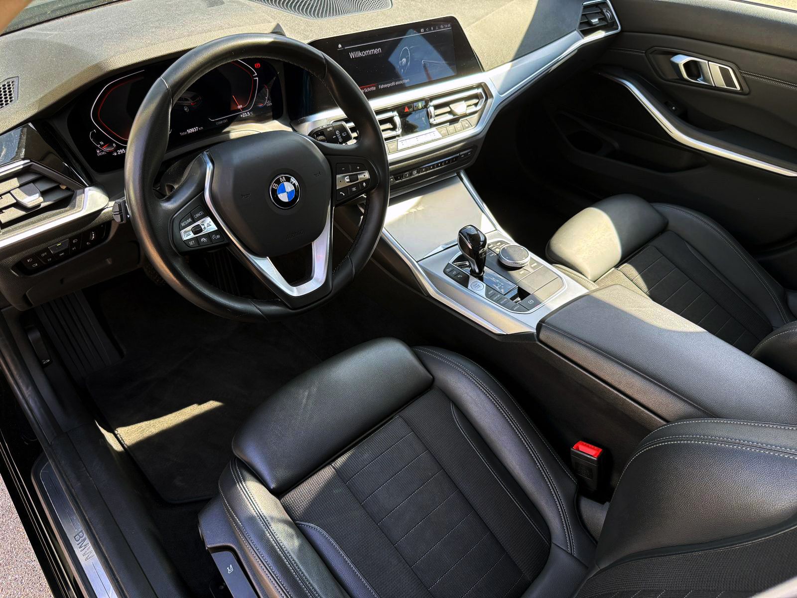 Fahrzeugabbildung BMW 320d Touring Sport-Line ACC AHK 360° LED BT AMBI