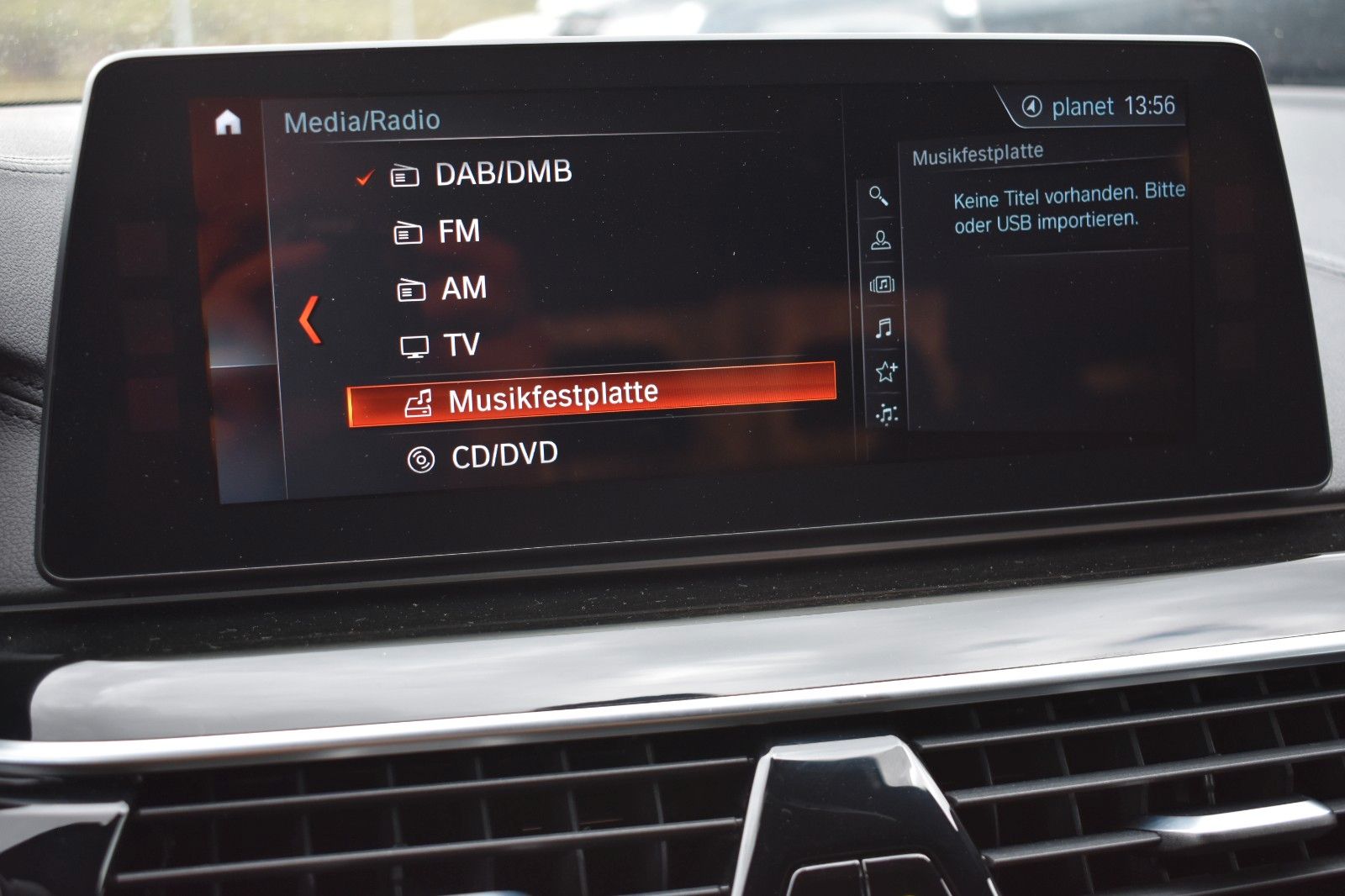 Fahrzeugabbildung BMW M550i Limo xDrive Night Vision HUD 360°  1 Hand