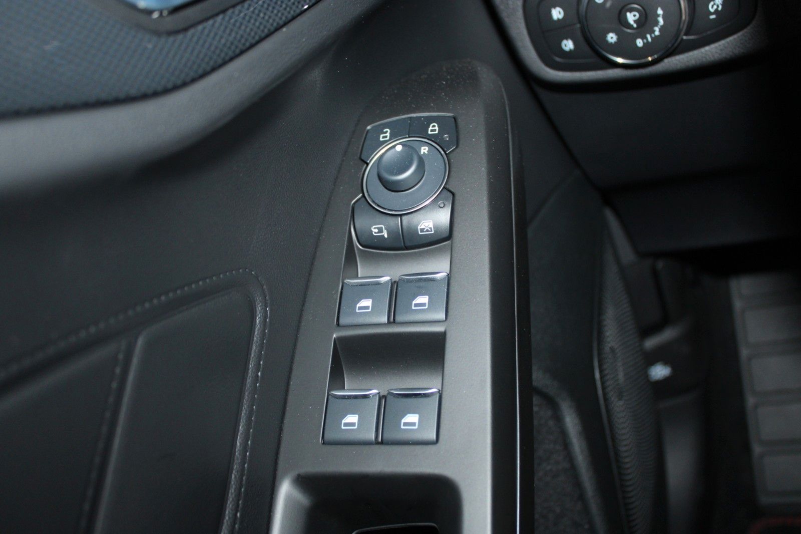 Fahrzeugabbildung Ford Focus Hybrid ST-Line X Automatik Top Ausstattung