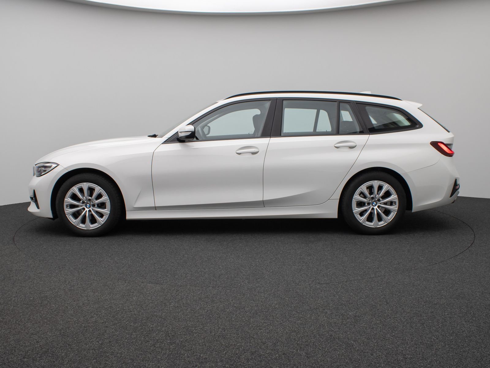 Fahrzeugabbildung BMW 320d Panorama DAB HiFi Stop&Go Alarm AHK PDC