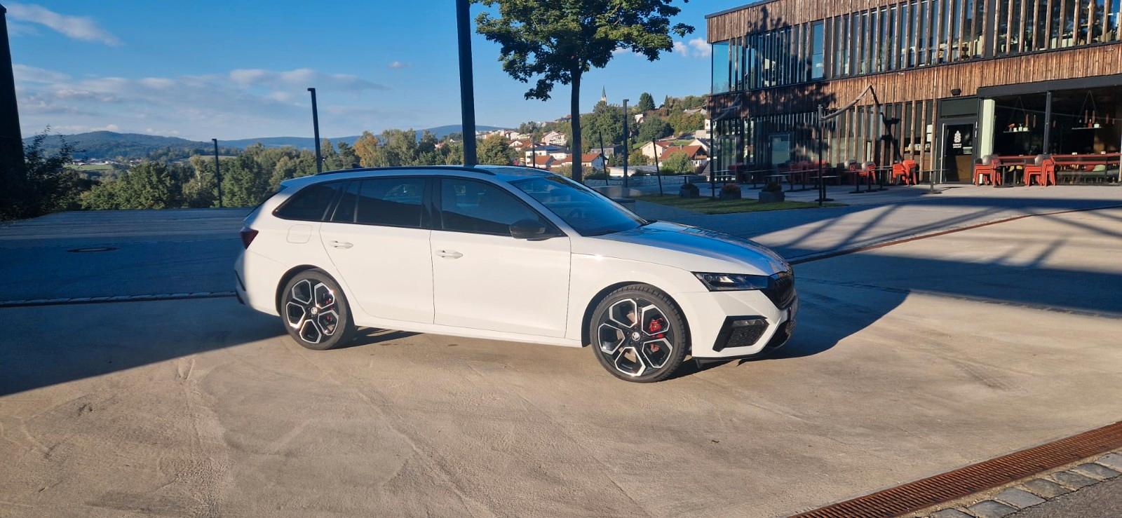 Skoda Octavia Combi RS 4x4 *SHZ*DAB*LED*LENKRADHZ*CAM