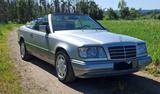 Mercedes-Benz 220 - Mercedes-Benz 220 mit Benzin-Antrieb: Leder