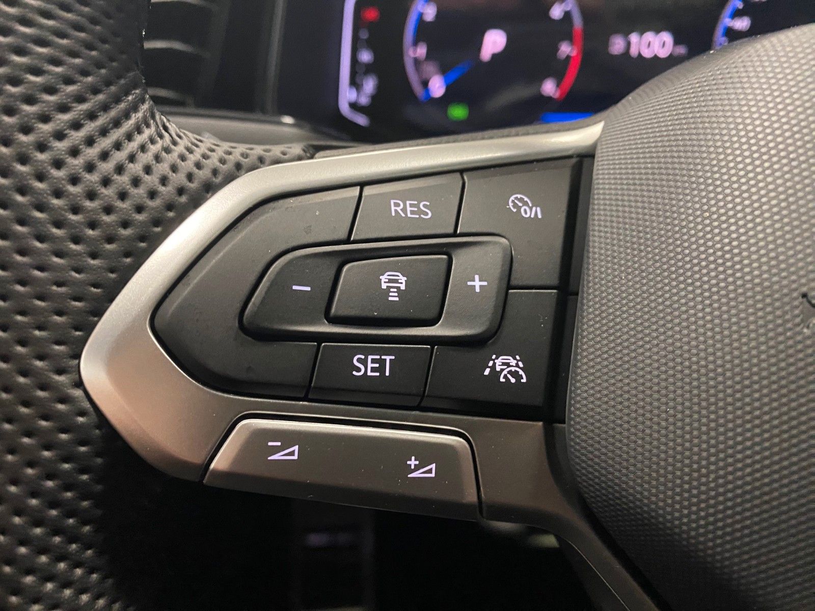 Fahrzeugabbildung Volkswagen T-Roc 2.0 TSI DSG 4MOTION R-Line+AHK+Black Style