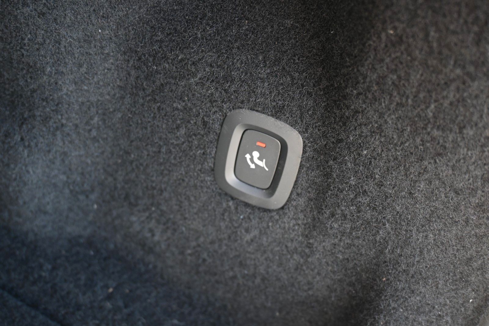 Fahrzeugabbildung Volvo XC60 T8 Plus Dark AWD*360°*FSHZG*AHK*PANO*