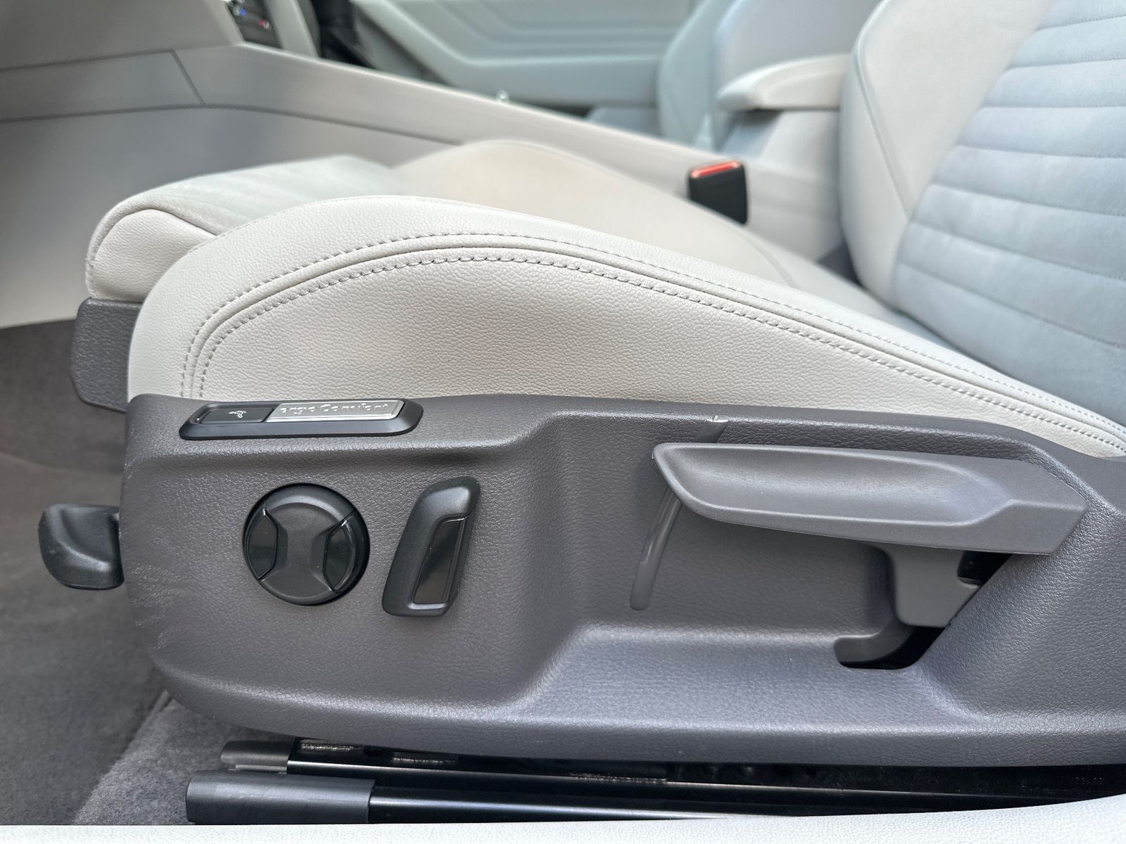 Fahrzeugabbildung Volkswagen Passat Variant Elegance NAV+LED+AHK+ACC+HUD+18ZO