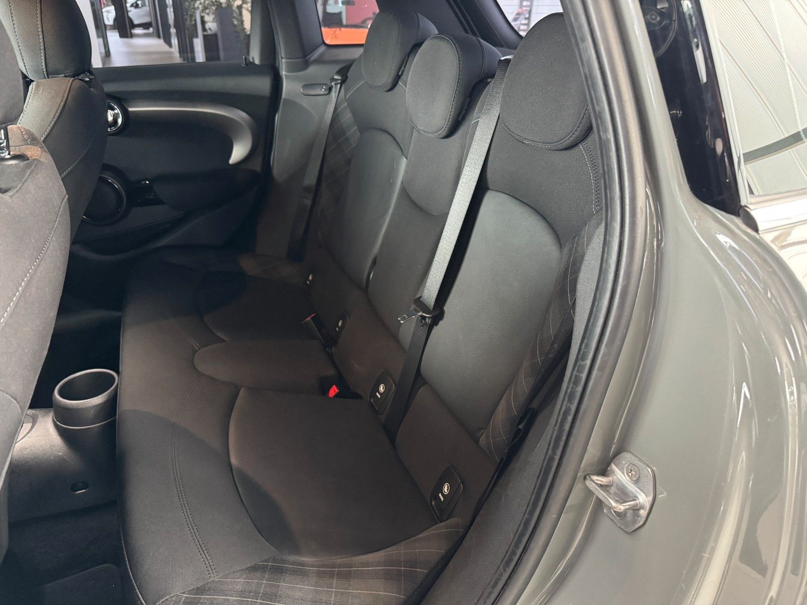 Fahrzeugabbildung MINI Cooper D 5-trg. "LED Navigation PDC Sportsitze"