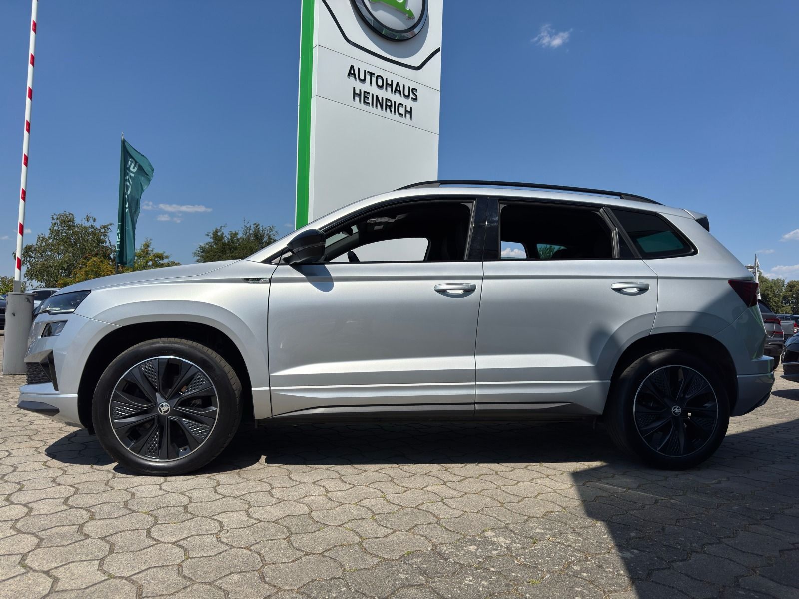 Fahrzeugabbildung SKODA Karoq Sportline 1.5TSI 6-Gang*AHK*RFK*Matrix*eHe