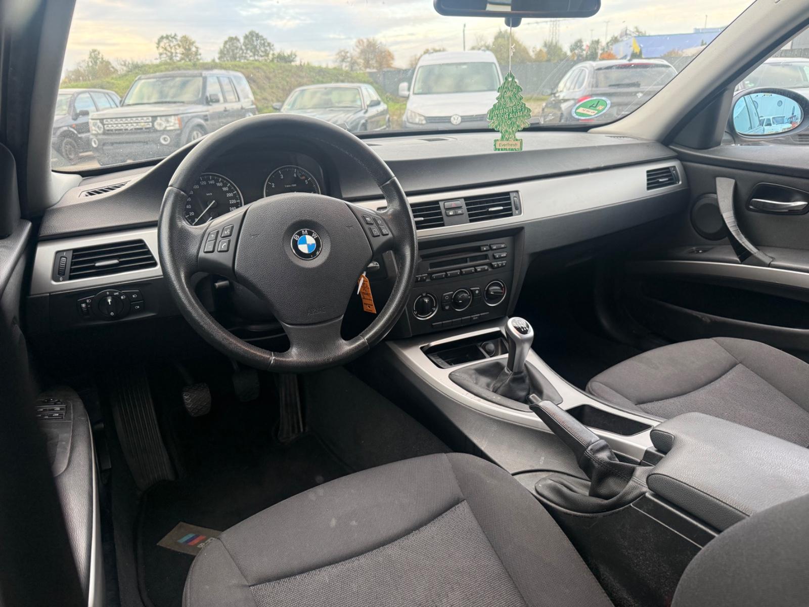 BMW 318 2008 — photo 10