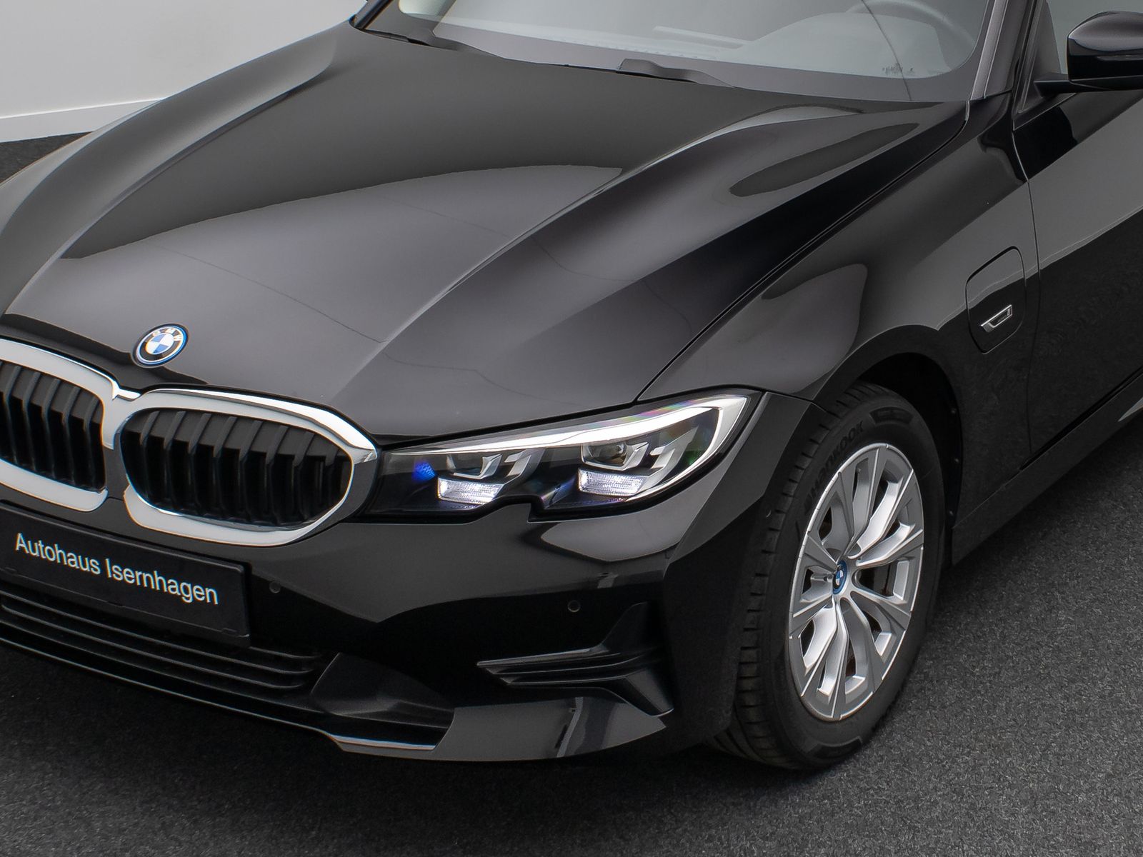 Fahrzeugabbildung BMW 320e Panorama Kamera DAB Alarm Geschwindigkeit