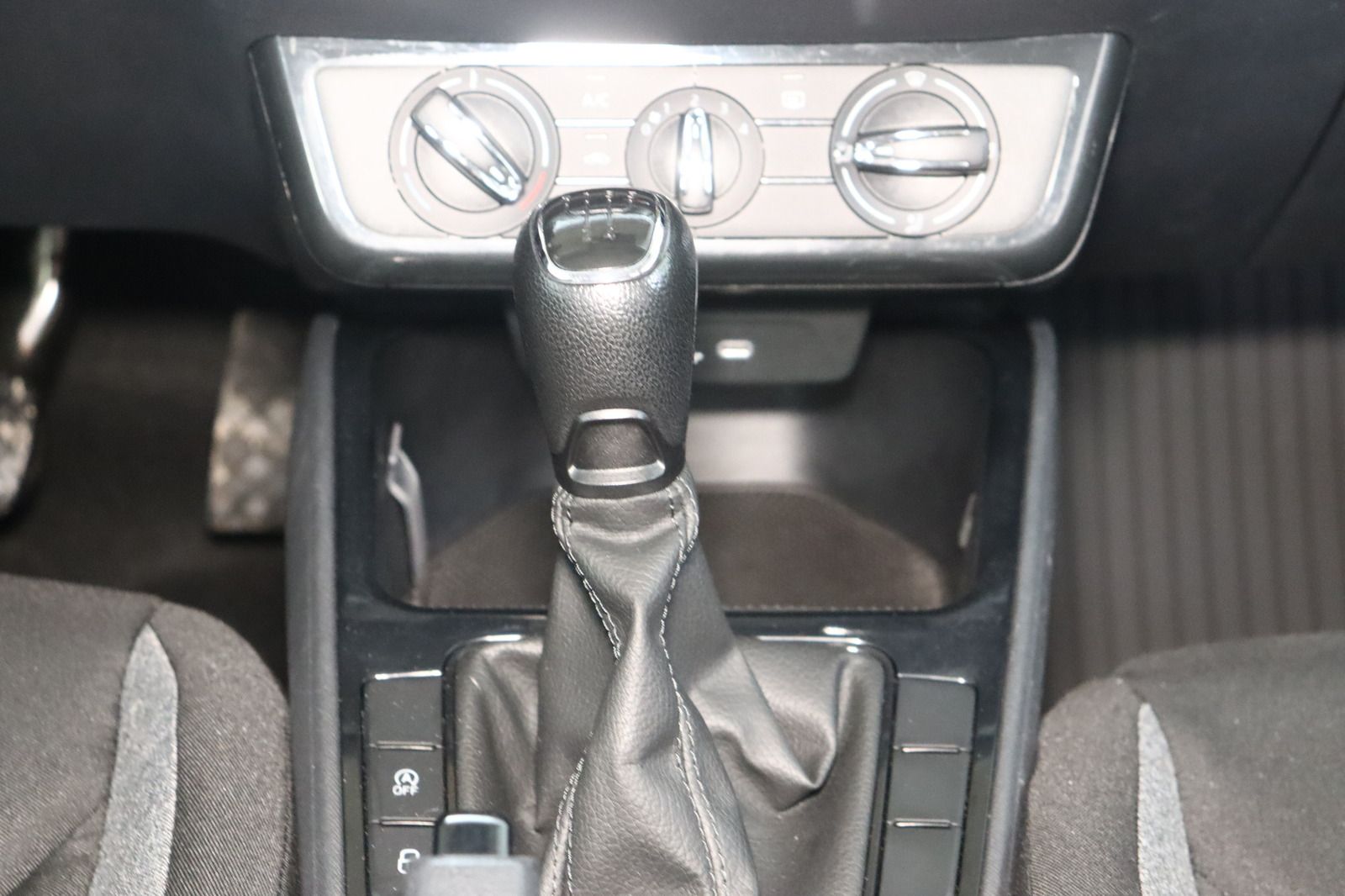 Fahrzeugabbildung SKODA Fabia 1.0 MPi * 1.Hd * LED * Klima