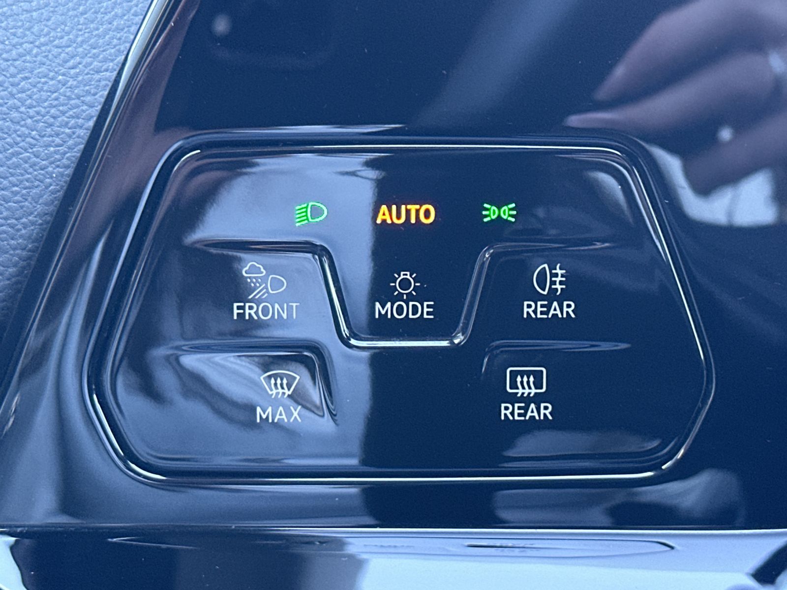 Fahrzeugabbildung Volkswagen Golf 1.4 TSI DSG Style eHybrid NAV+LED+AHK+KAMER