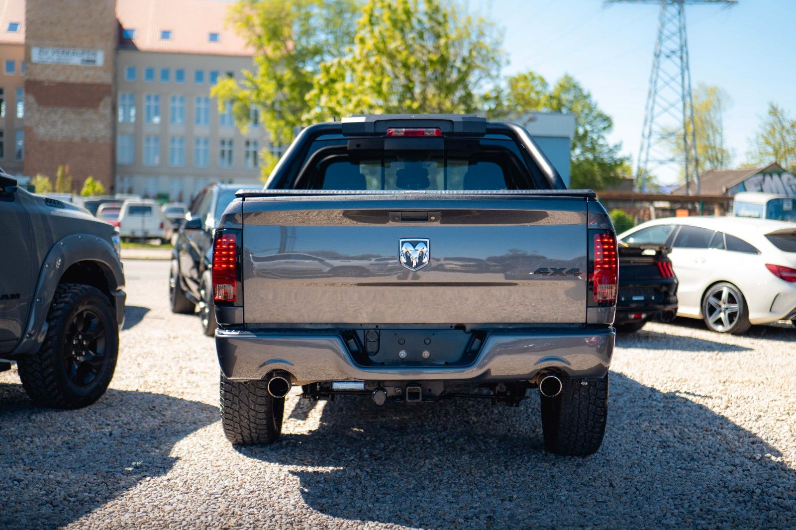 Fahrzeugabbildung Dodge RAM 5.7 V8 HEMI 4x4 Sport LARAMIE NightPaket 19%