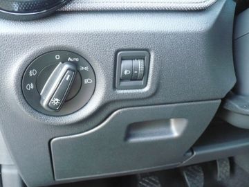 Bild 10 Skoda Fabia Sondermodell Kamera PDC Sitzheiz LED ALU