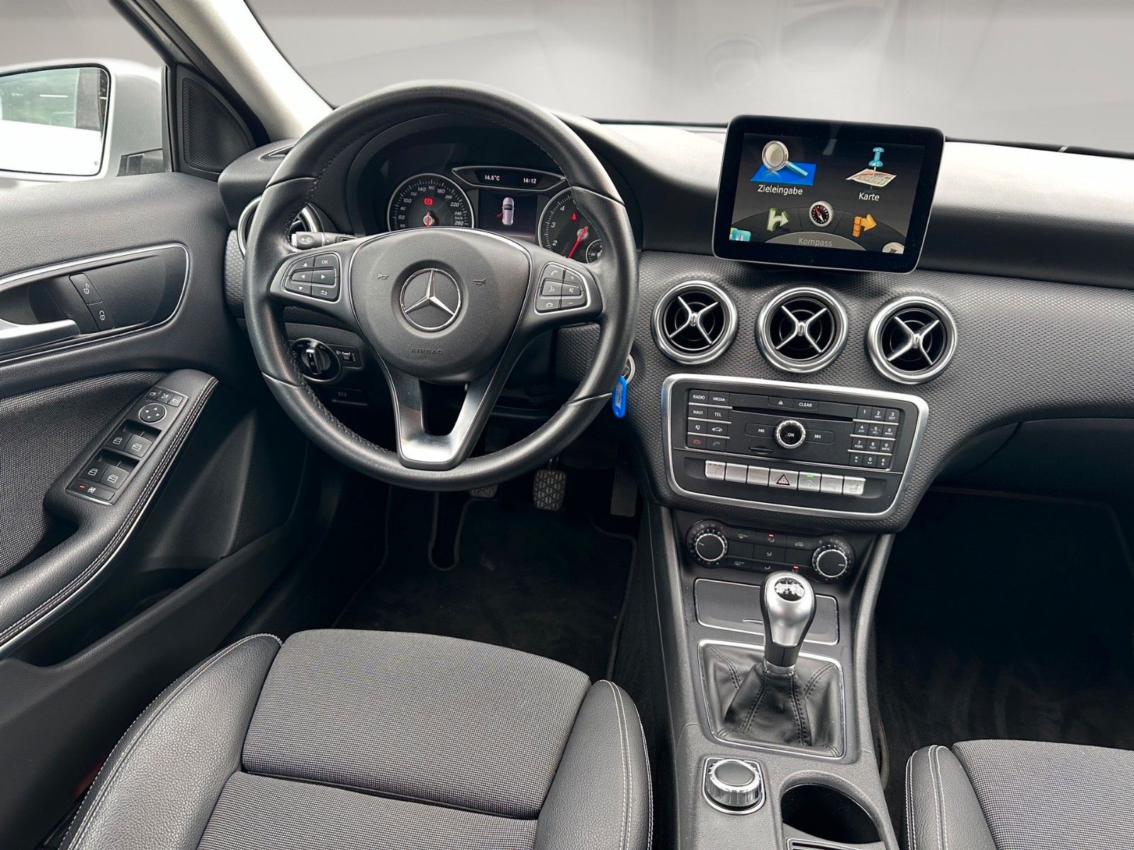Fahrzeugabbildung Mercedes-Benz A180 BlueEfficiency Style NAVI Sitzh. PDC
