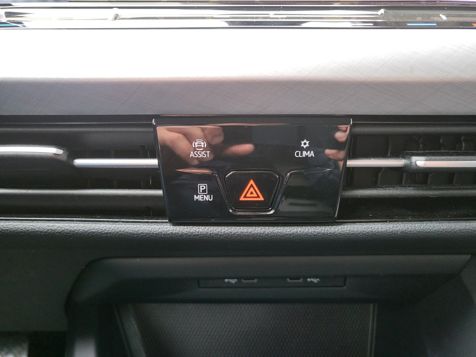 Fahrzeugabbildung Volkswagen Golf VIII Variant 2.0 TDI DSG Life AHZV NAVI
