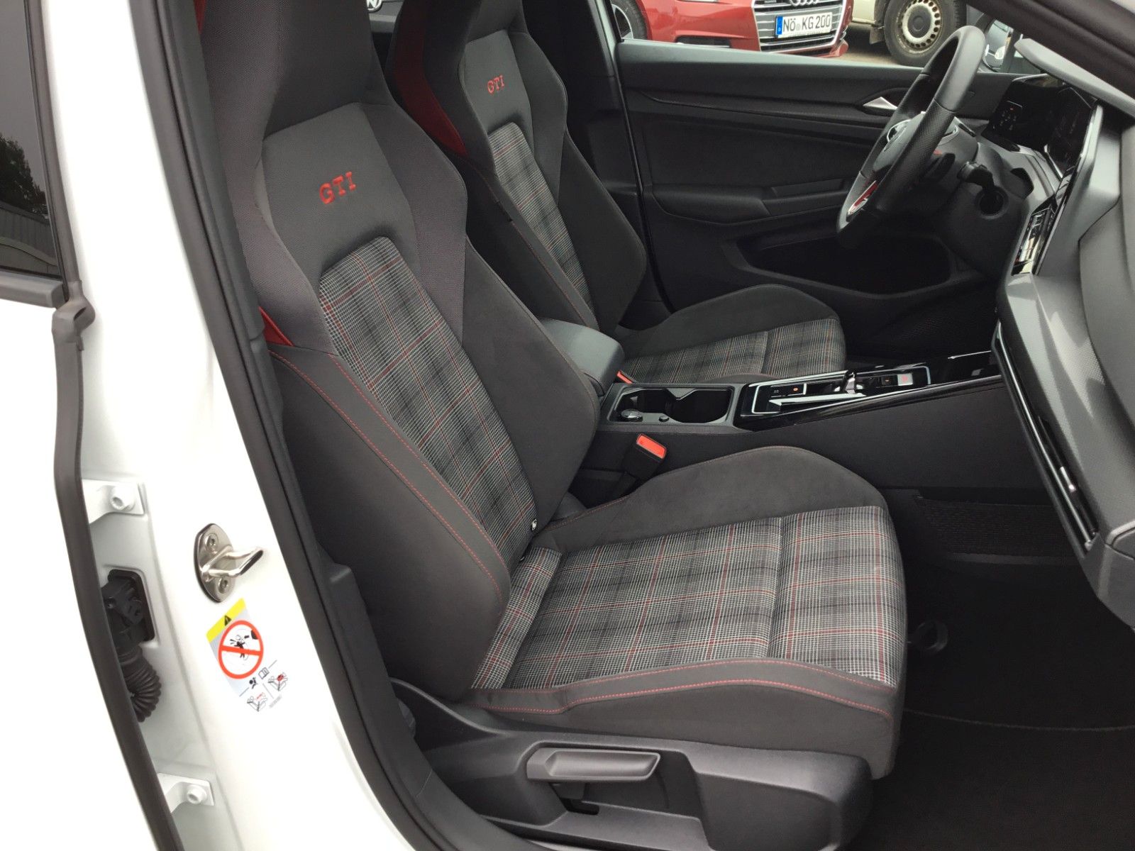 Fahrzeugabbildung Volkswagen Golf 2.0 TSI DSG GTI+Pano+18"+IQ Light