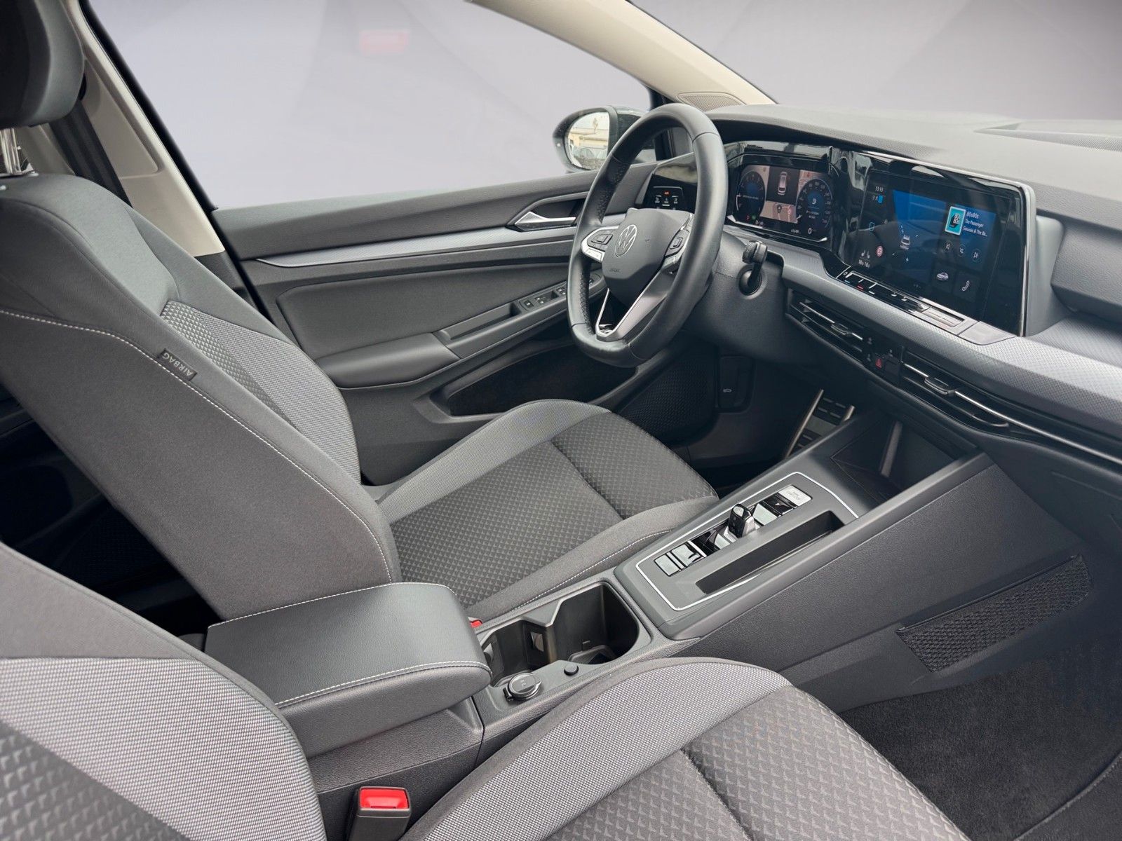 Fahrzeugabbildung Volkswagen Golf VIII Variant Life ACTIVE 1.0 eTSI