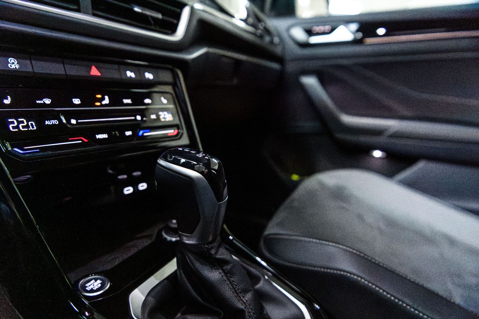 Fahrzeugabbildung Volkswagen T-Roc R-Line+LED+AHK+ACC+SIDEASISST+SHZ+EL.HK