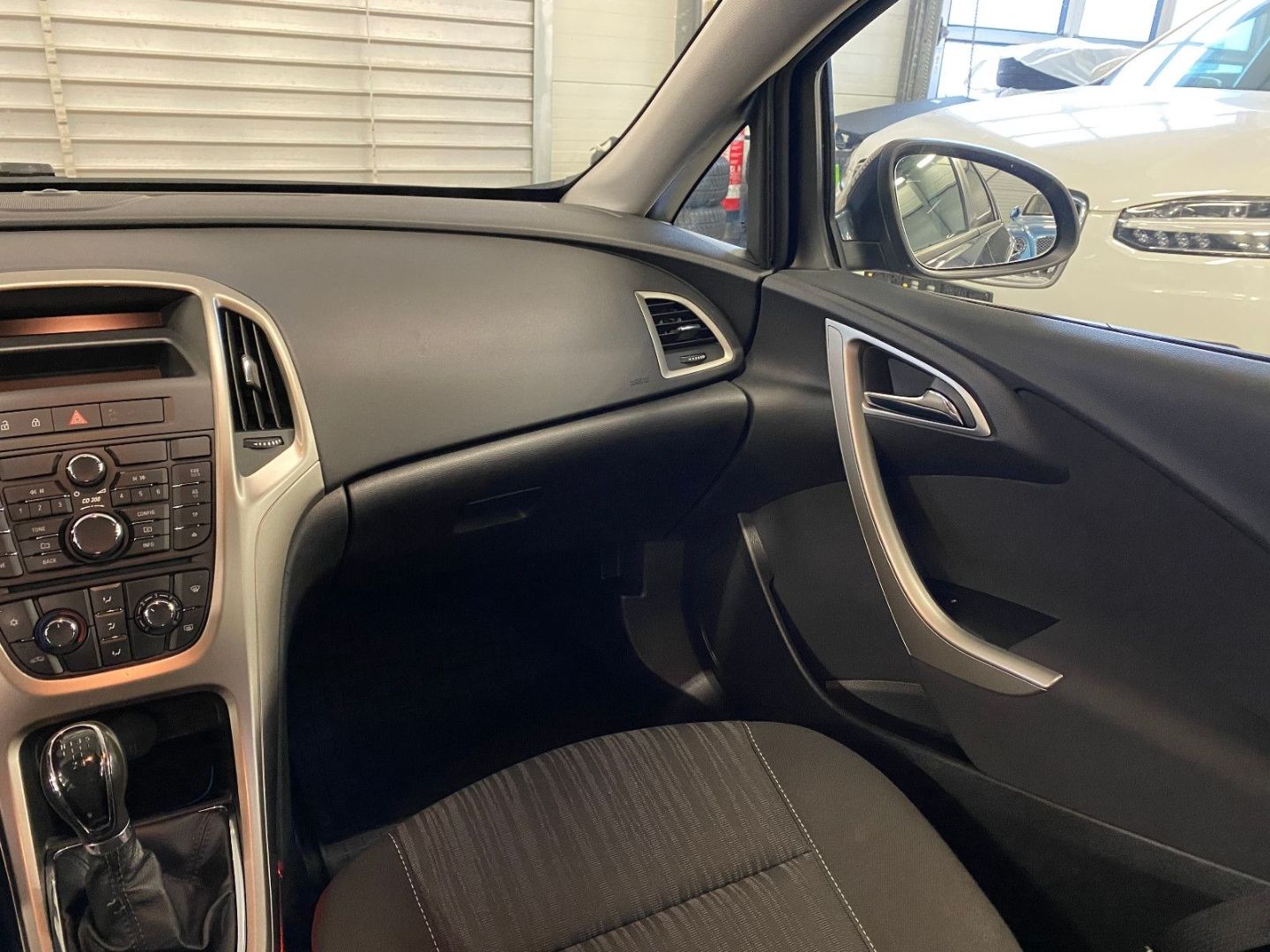 Fahrzeugabbildung Opel Astra J Lim. 5-trg. Edition AHK Klima