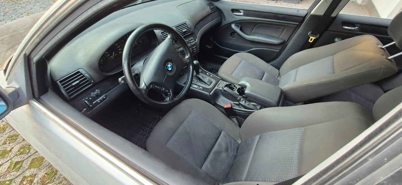 BMW 320 2004 — interior