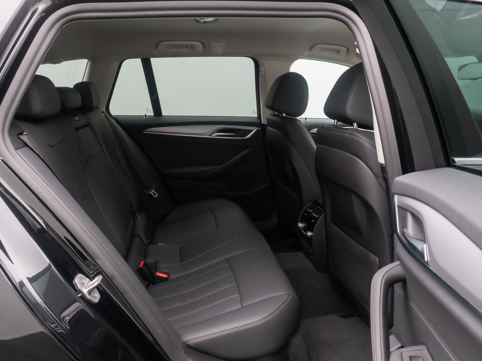 Fahrzeugabbildung BMW 530e Alarm AHK HUD DAB 4xKlima HiFi Leder Sport