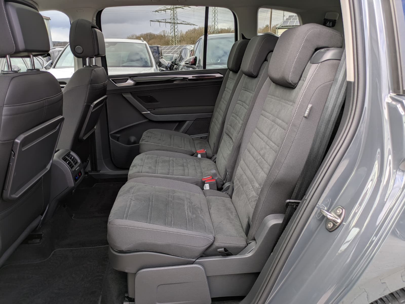 Fahrzeugabbildung Volkswagen Touran 2.0 DSG R-Line High BLACK Pano 7Si IQ AHK