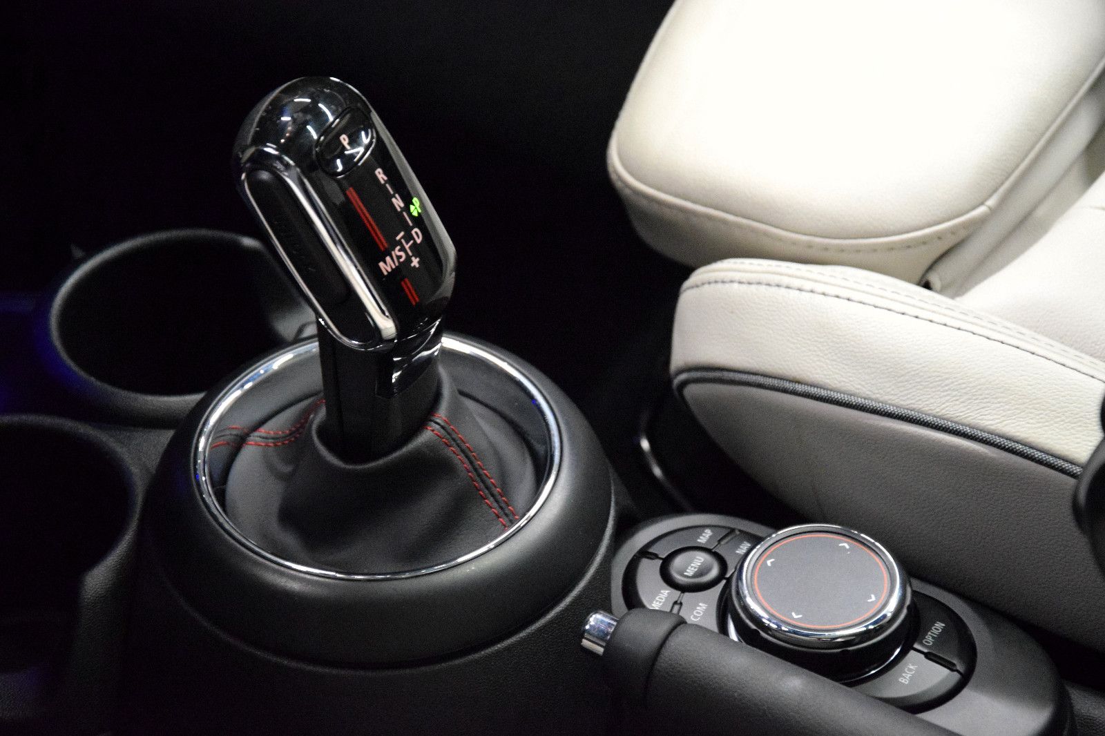 Fahrzeugabbildung MINI Cooper S Leder Panorama HeadUp ACC Works Paket