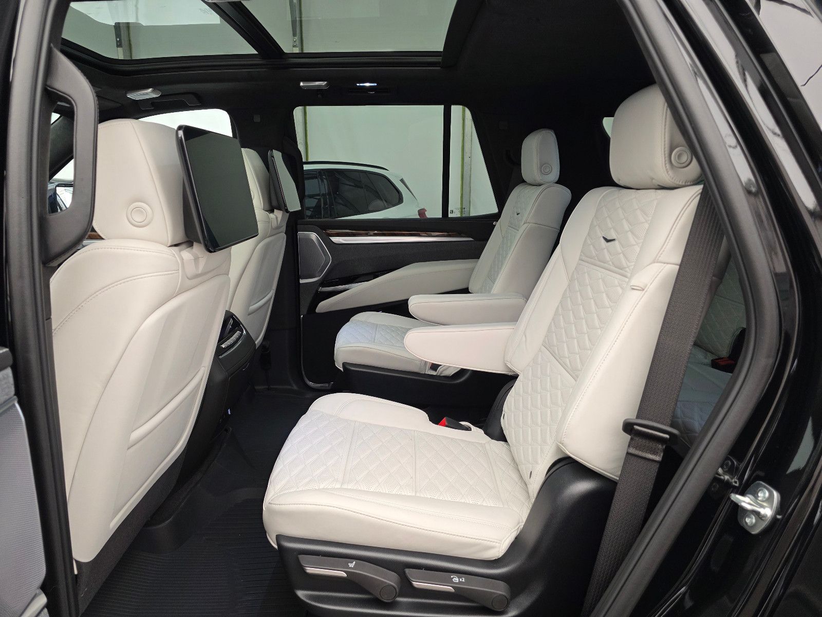 Fahrzeugabbildung Cadillac Escalade Sport Platinum T1: 129.000 EUR, Stock !
