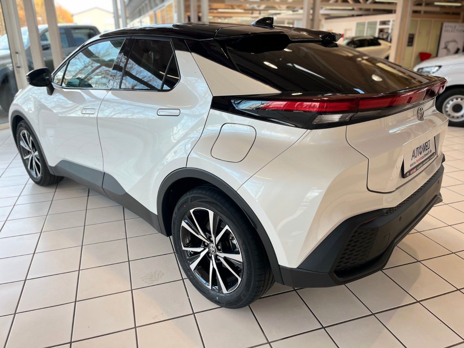 Fahrzeugabbildung Toyota C-HR Hybrid 1,8 Hybrid Teamplayer/Technik-Paket