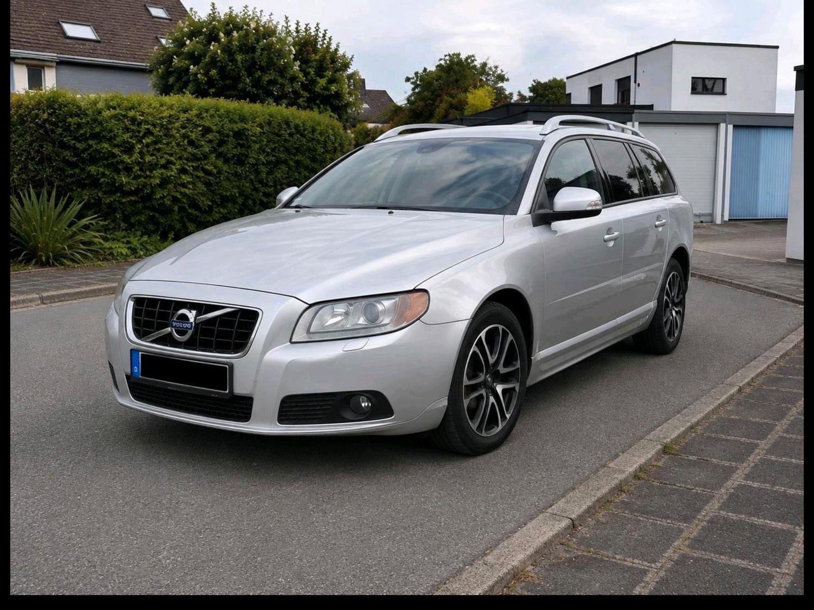 Volvo V70 2011 — вигляд ззаду