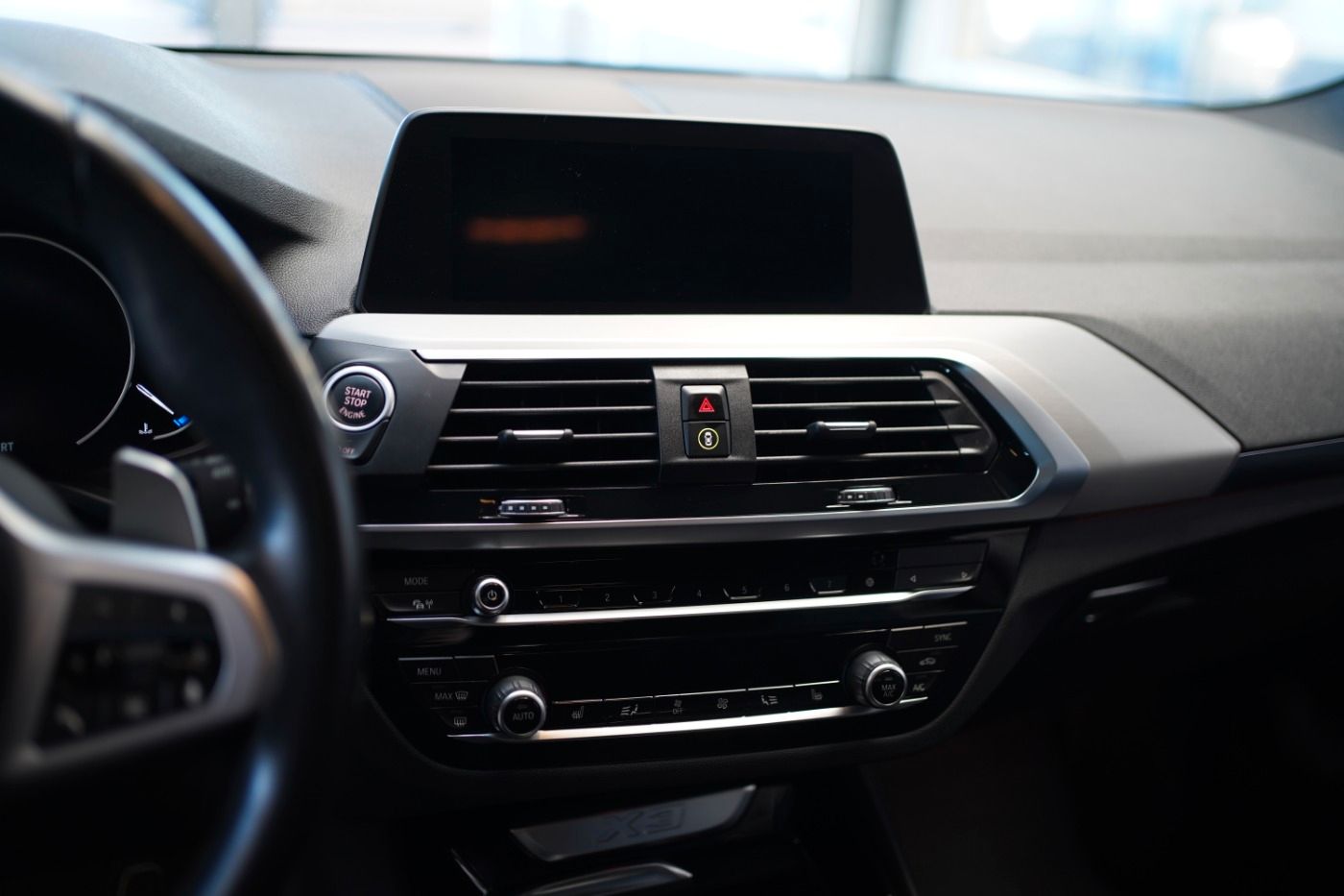 Fahrzeugabbildung BMW X3 20ix M Sport +AHK+ParkingAssis.+Live Cock.Plu