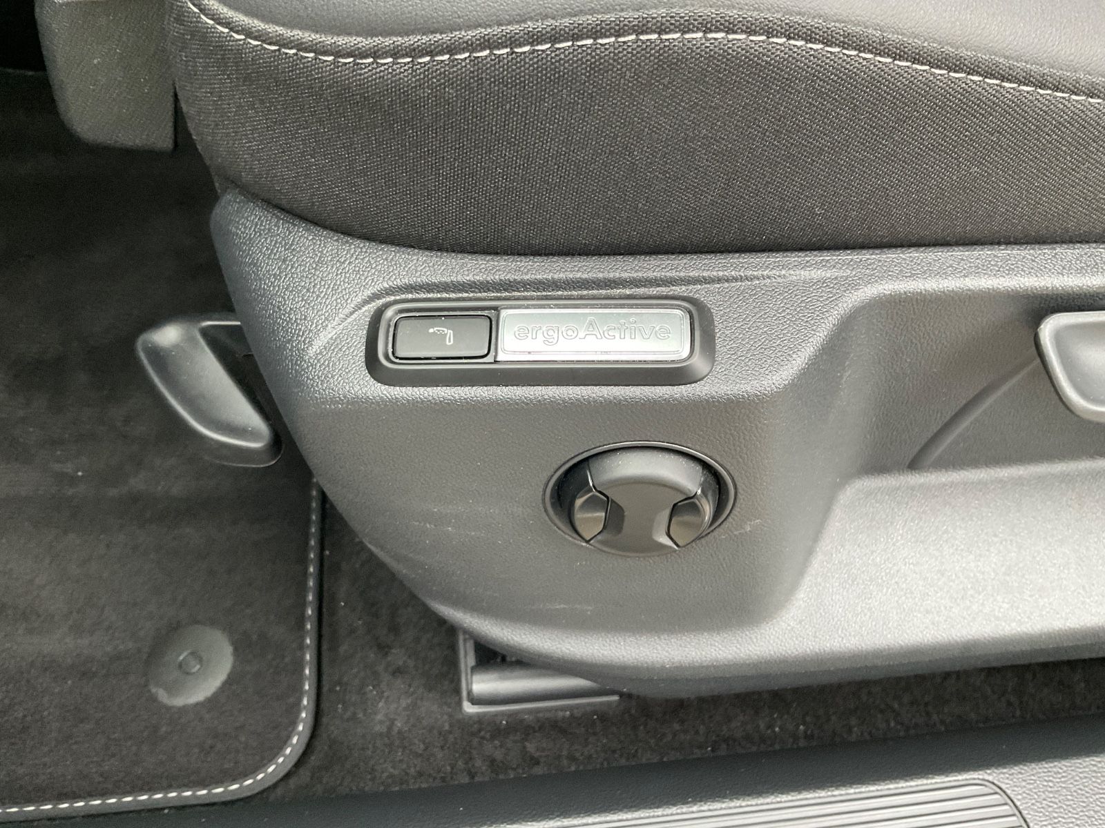 Fahrzeugabbildung Volkswagen T-Roc 1.5 TSI DSG R Line,AHK,ACC,Kamera,Navi