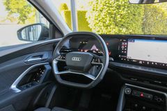 AUDI Q5 2.0 TDI / S-LINE / 21"/ BUSINESS/ AHK