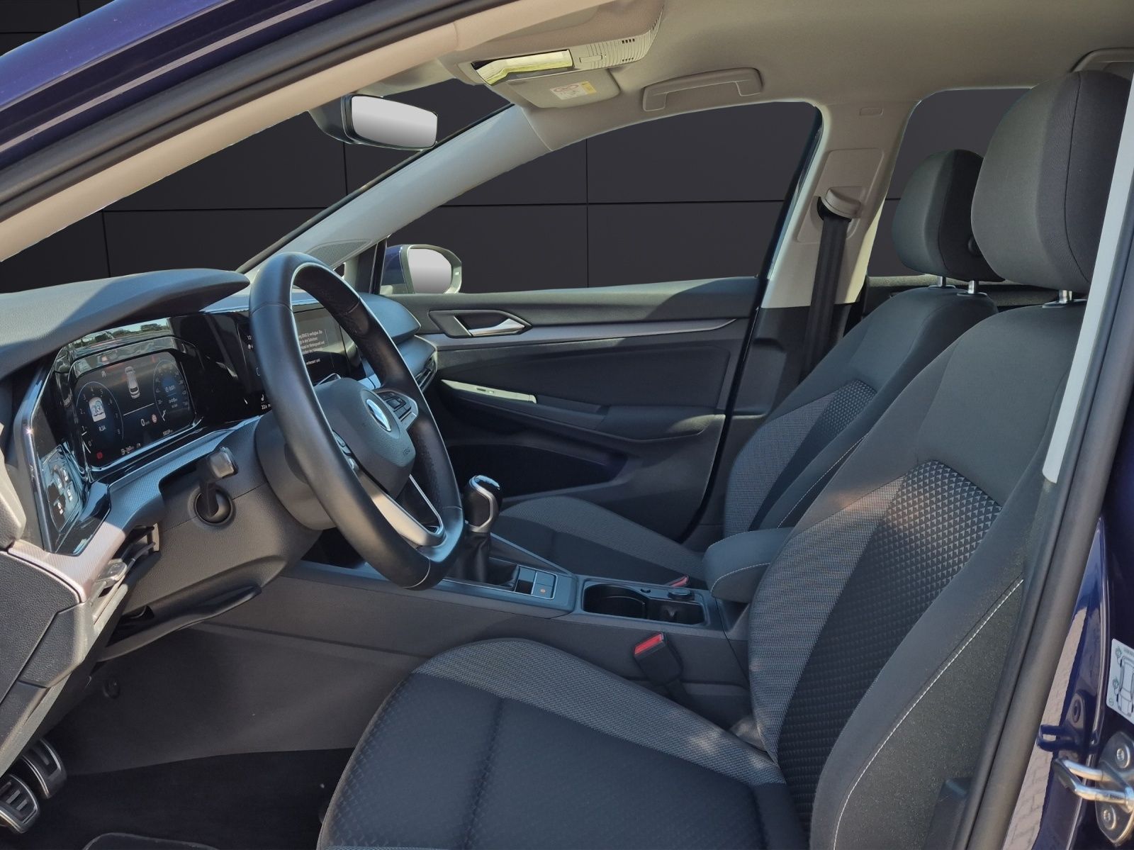 Fahrzeugabbildung Volkswagen Golf VIII TSI Active LED Navi AID ACC SH LHZ LM