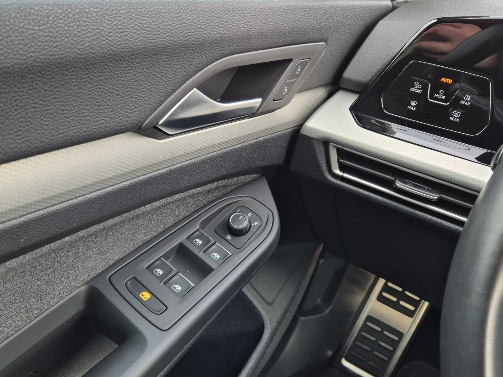 Fahrzeugabbildung Volkswagen Golf VIII MOVE LED ACC AHK PANO HuD AID NAVI