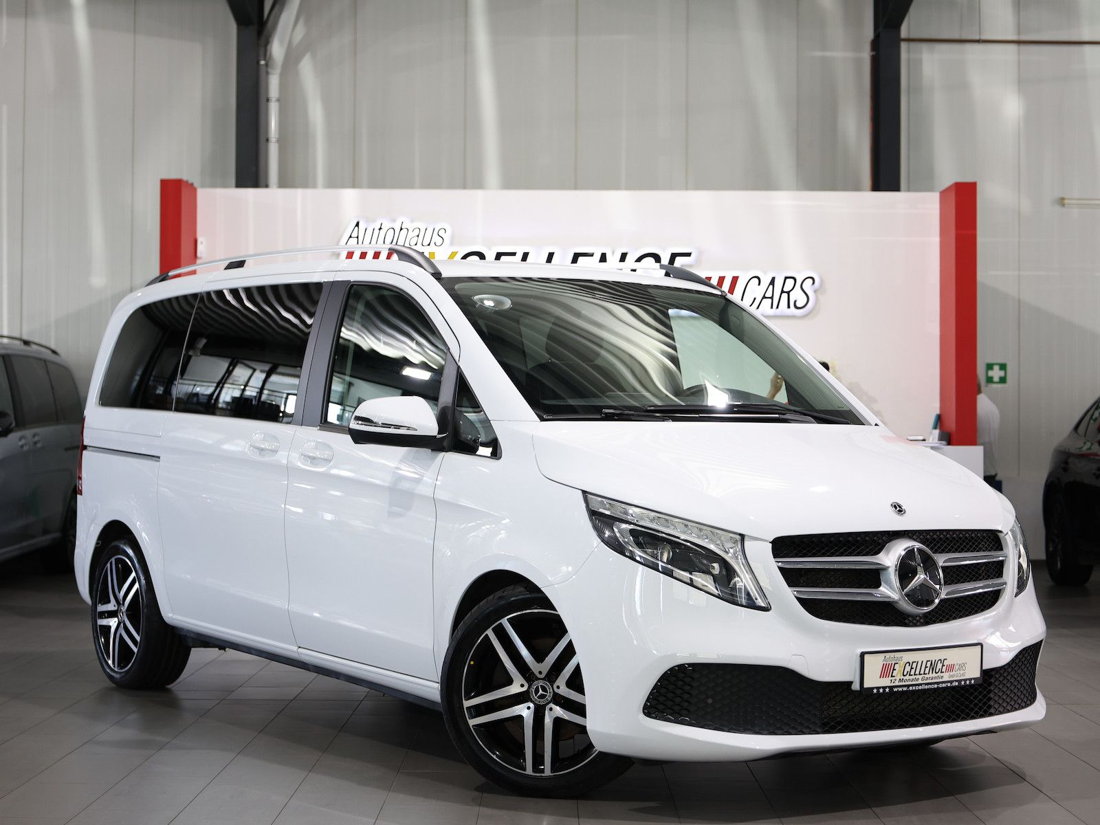 MERCEDES-BENZ V 300 d KOMPAKT / BETT+LIEGE / LED / NAVI+ / AHK