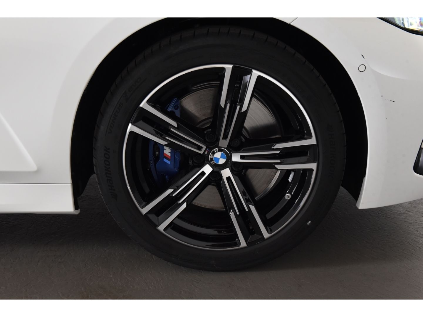 BMW 320 i M Sport Limousine Anhängerkupplung Lenkrad foto 5