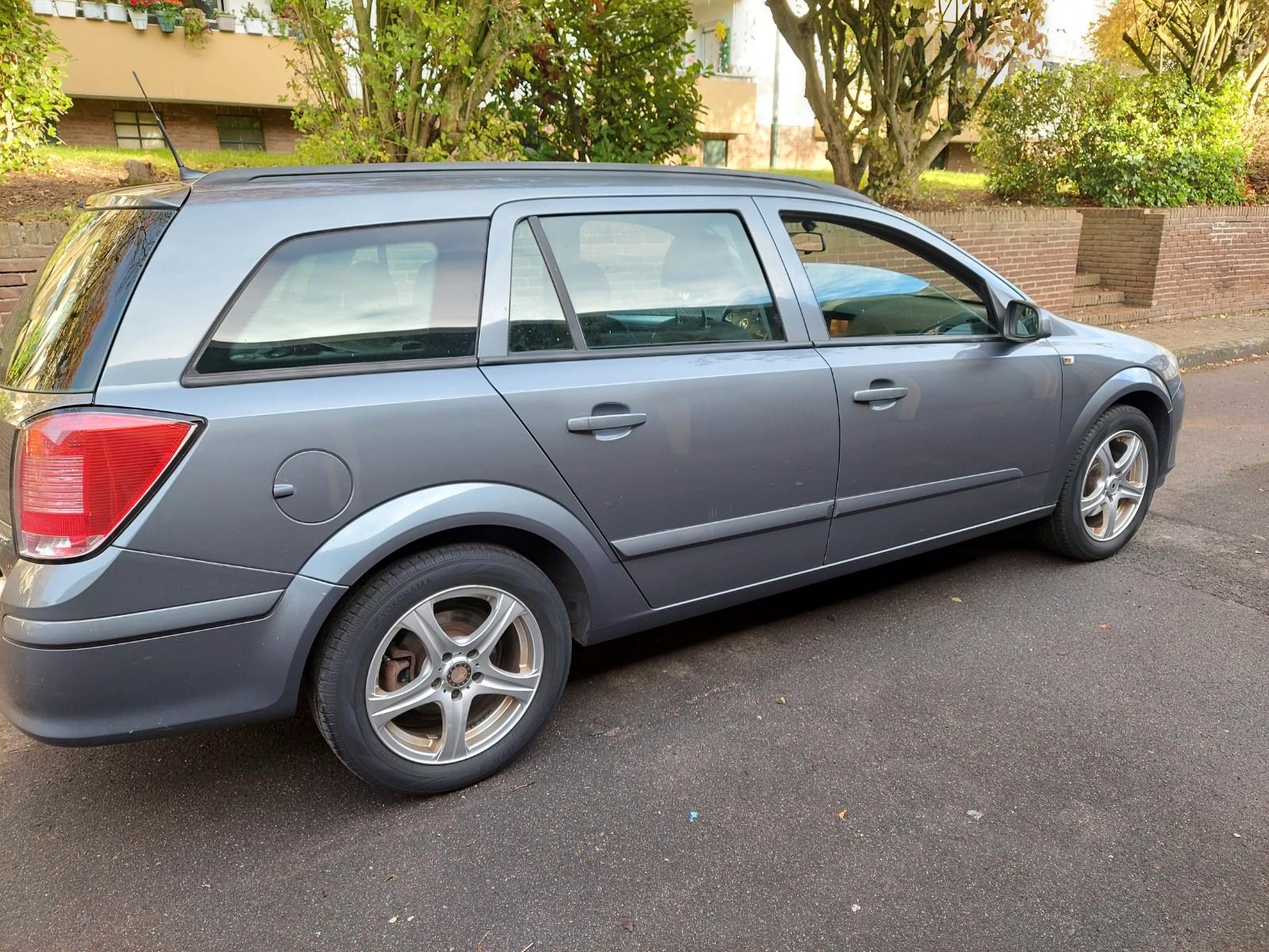 Opel Astra 2006 — rear view