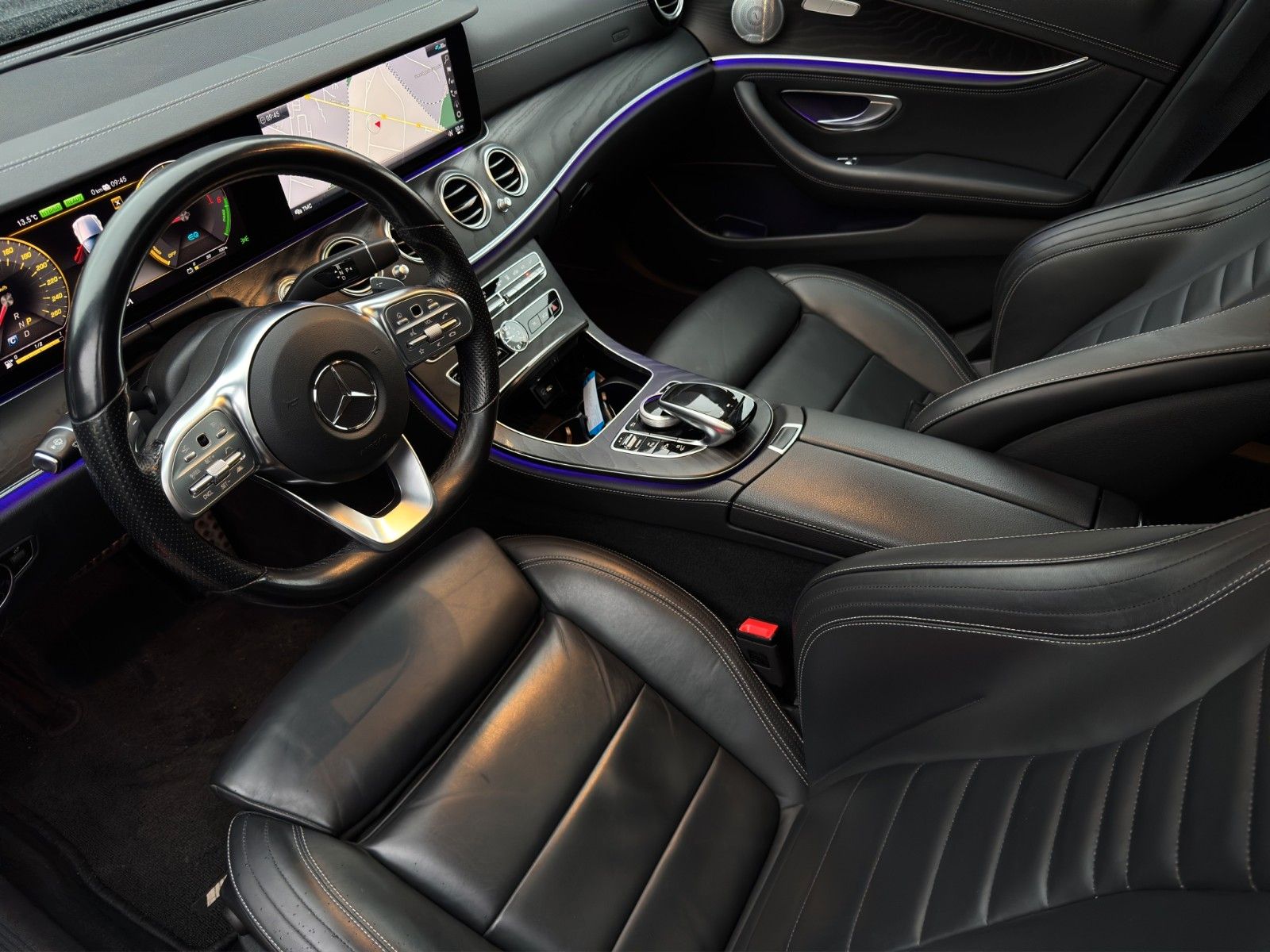 Fahrzeugabbildung Mercedes-Benz E 300de  AMG-Line/MBeam/Burmester/S-Dach