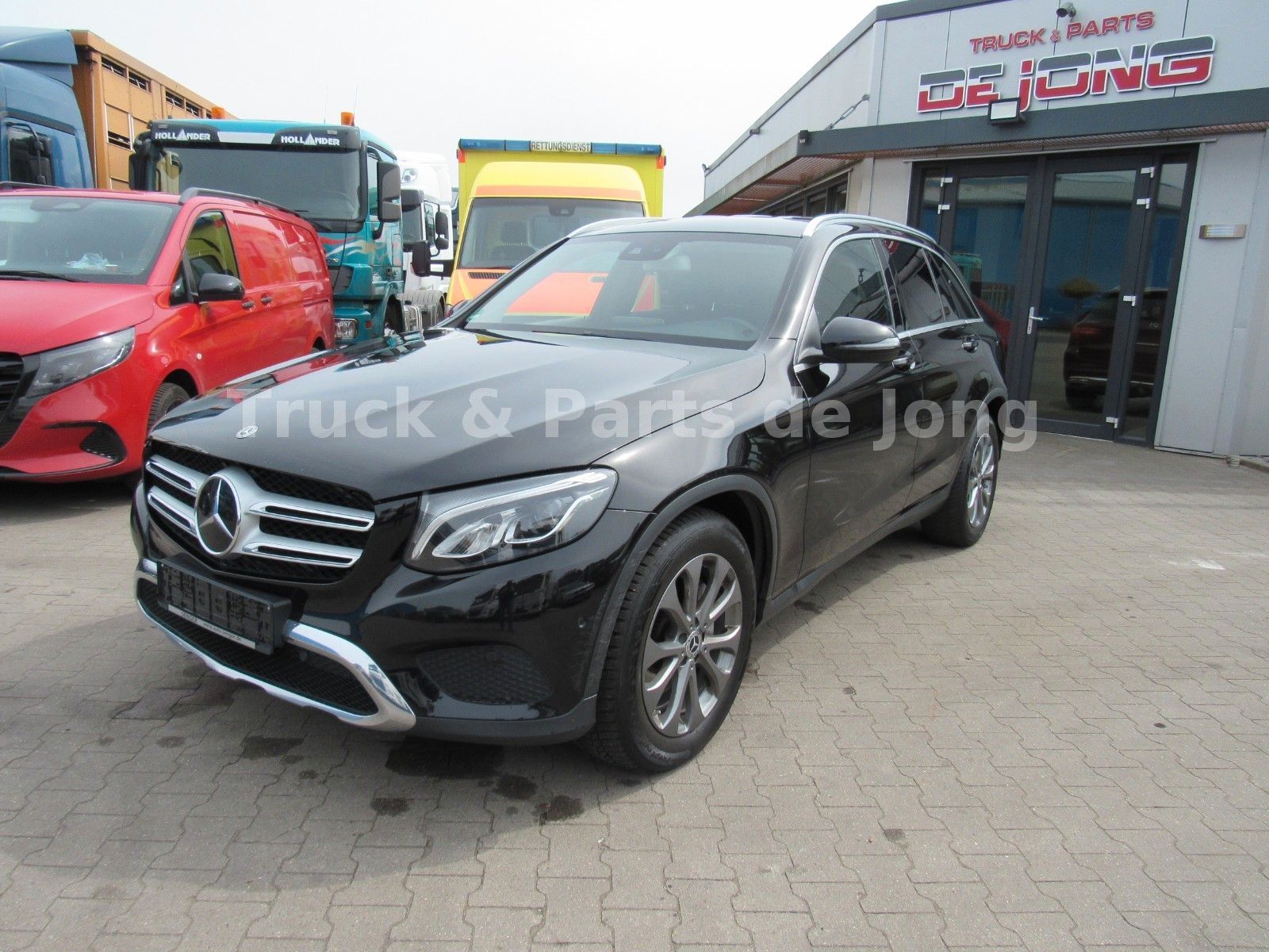 MERCEDES-BENZ GLC 220 d 4Matic / Ahk / 8 fach bereift