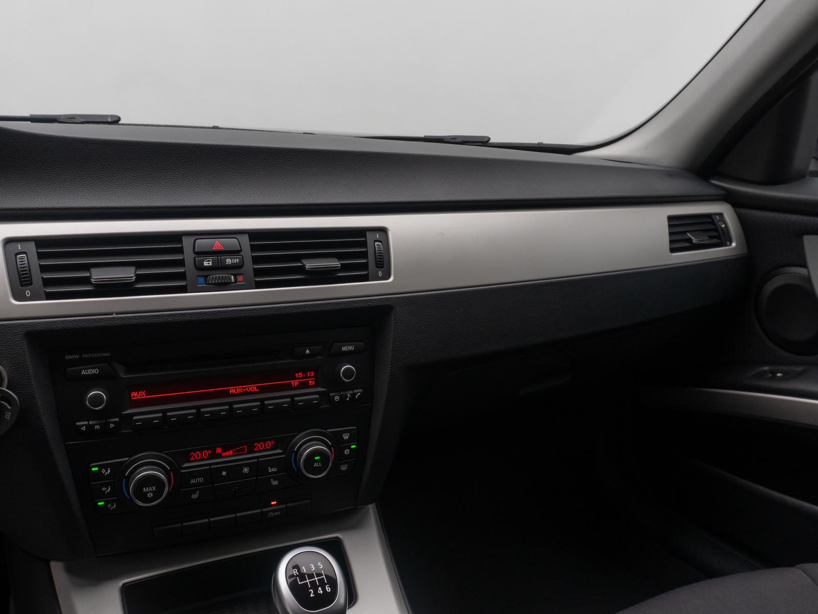 BMW 318 2012 — photo 21