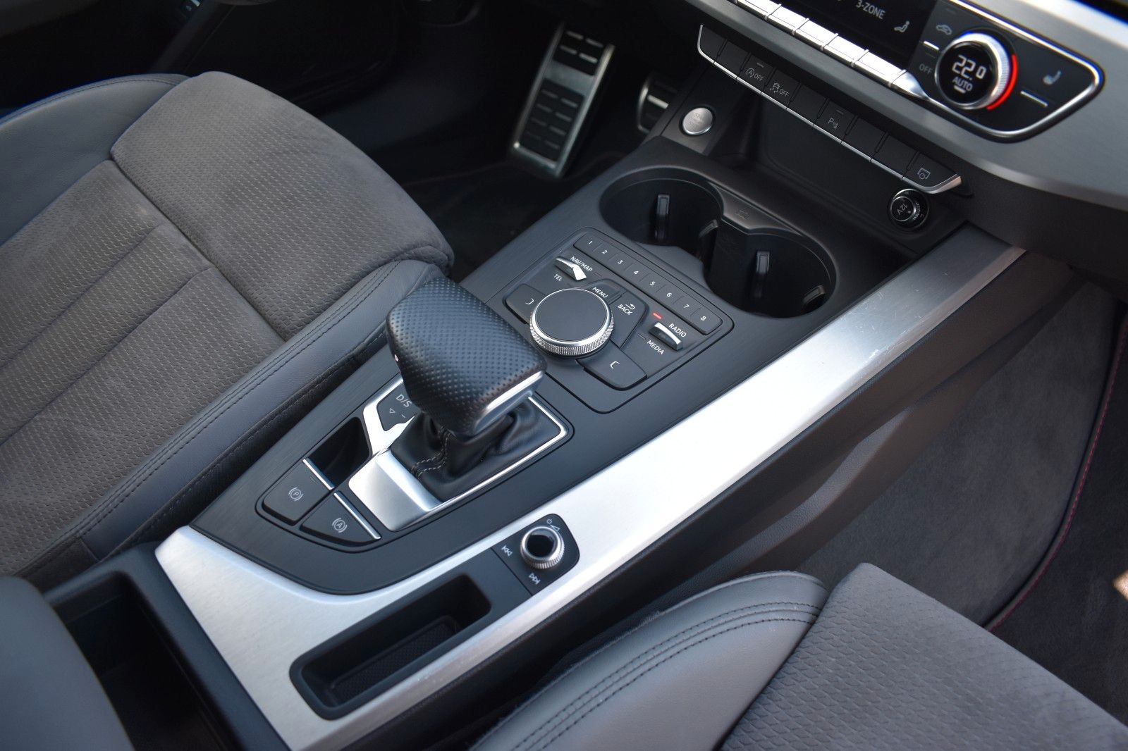 Fahrzeugabbildung Audi A4 Avant 35 TFSI sport S-line Service neu