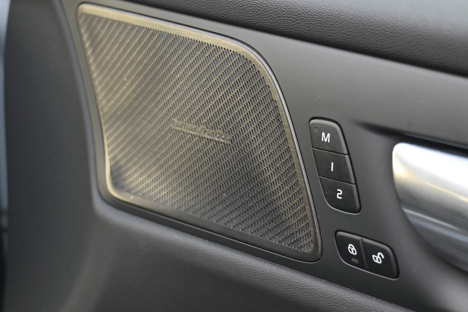 Fahrzeugabbildung Volvo V60 B4 Diesel CC Plus AWD*360°*PANO*H&K*