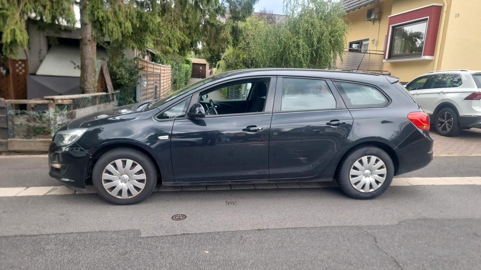 Opel Astra 2015 — rear view
