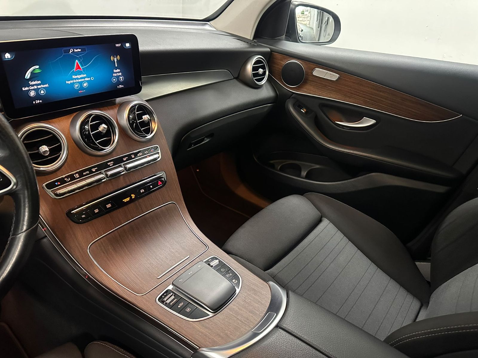 Fahrzeugabbildung Mercedes-Benz GLC 300 e 4MATIC Autom.*AHK*PANORAMA*DISTRO