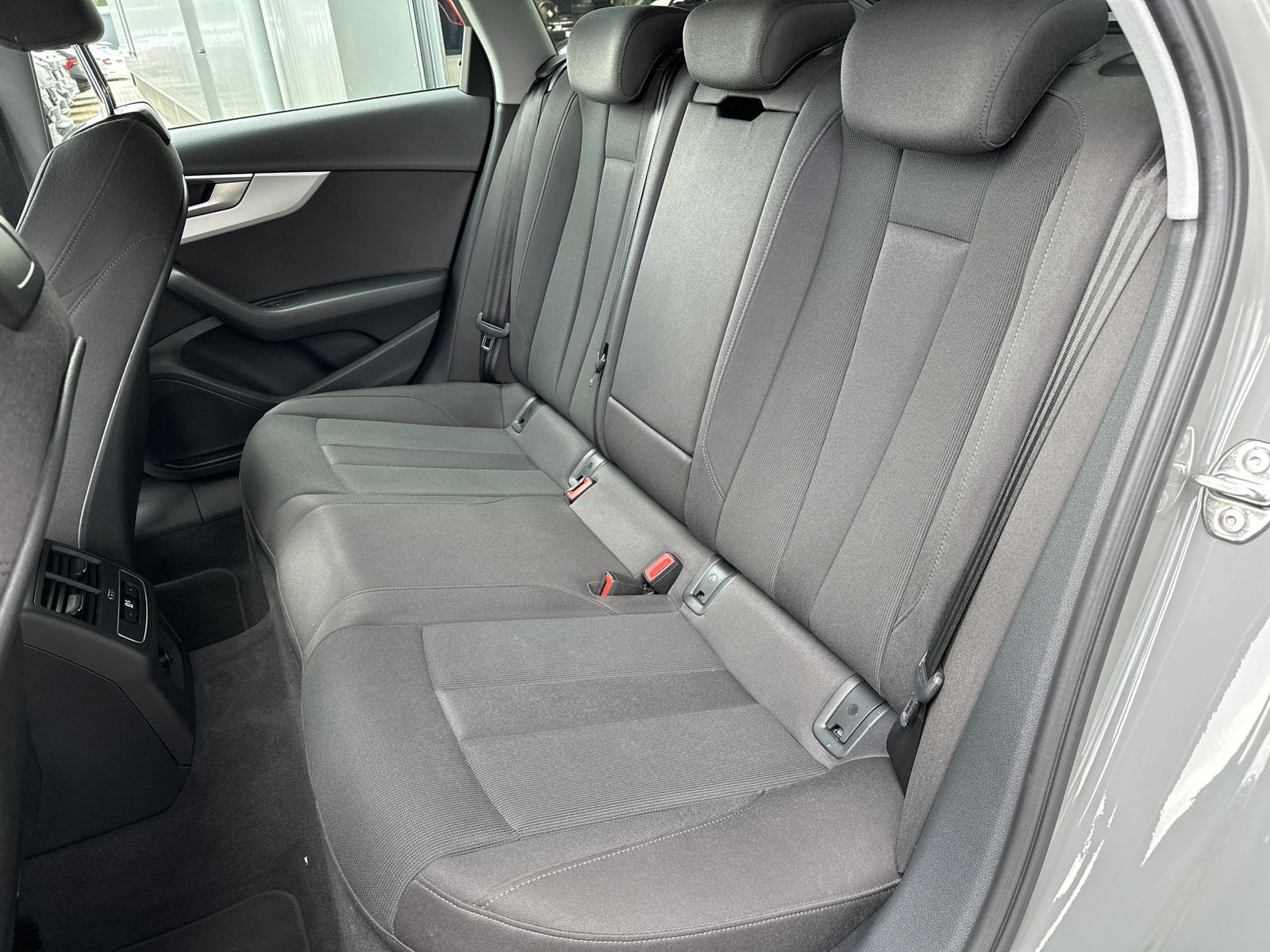 Fahrzeugabbildung Audi A4 Avant Avant 40 TDI S-Line Black LED+AHK+19ZO