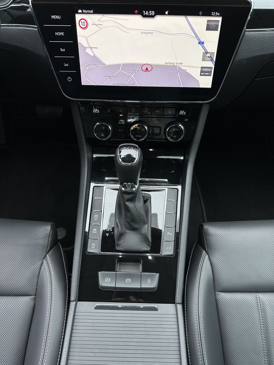 Fahrzeugabbildung SKODA Superb Combi 2.0 TDI DSG L&K NAV+MATRIX+AHK+ACC