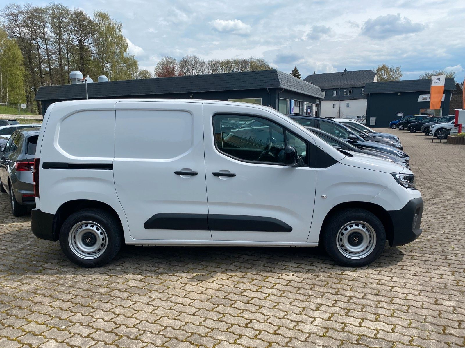 Fahrzeugabbildung Opel Combo Cargo 1,5 D Sitze- +Frontscheibe beheizt