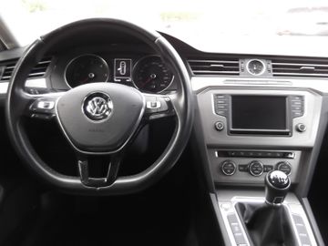 Volkswagen Passat - 11