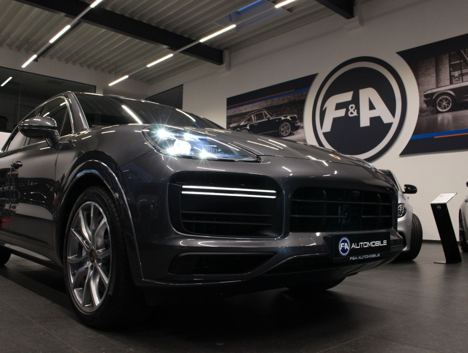 Fahrzeugabbildung Porsche Cayenne Turbo Sport Chrono*Sport Design*VOLL